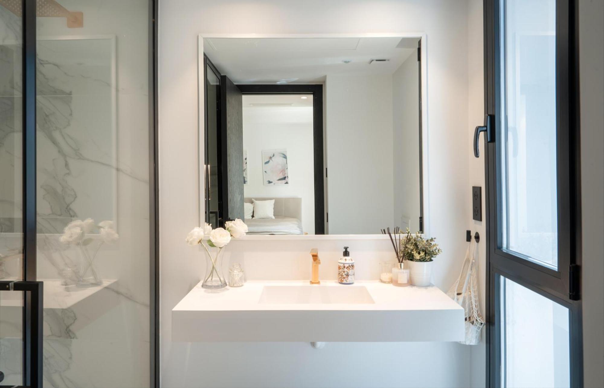 Exquisite 5 Bdrm Luxury W Gym, Bbq, And Pool Apartment