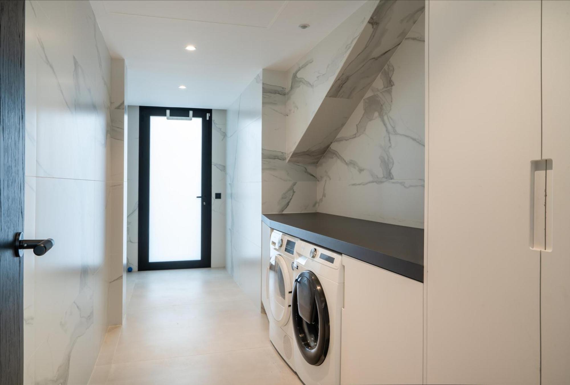 Exquisite 5 Bdrm Luxury W Gym, Bbq, And Pool Apartment *